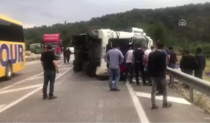 Isparta'da Sebze Yüklü Tır Devrildi: 1 Yaralı