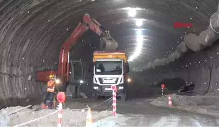 İzmir Jeoloji Mühendisi İki Kadın Otoyol ve Tünel İnşaatında Görev Yapıyor