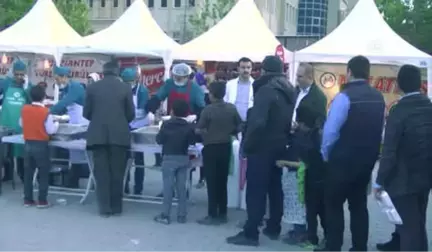 Hakkari Belediyesi İftar Çadırı Açtı