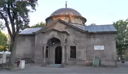 İftar İçin Mevlana'nın Hocasının Kabrine Akın Ettiler