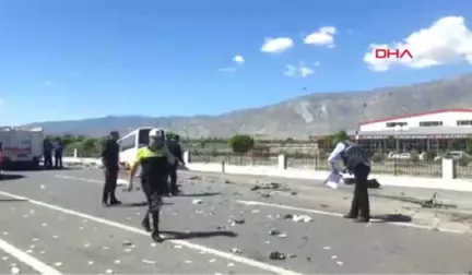 Erzincan-Halk Otobüsü ile Otomobil Çarpıştı 2 Ölü, 16 Yaralı