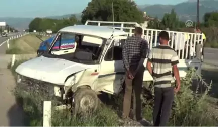 Otomobille Kamyonet Çarpıştı: 5 Yaralı