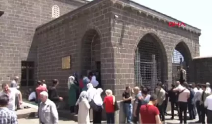 Diyarbakır Diyarbakır'daki Sahabe Türbelerine El İşlemeli Yeni Örtüler Serildi