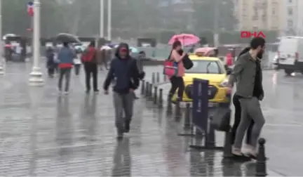 Taksim'de Yağmura Yakalananların Zor Anları