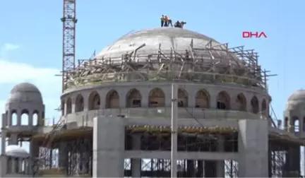 İstanbul Taksim Camii'ne Türk Bayrağı Dikildi