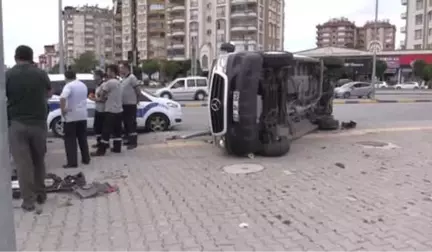 Ambulans ile Otomobil Çarpıştı