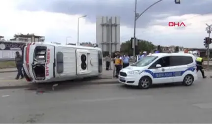 Gaziantep Ambulans ile Otomobil Çarpıştı 4 Yaralı