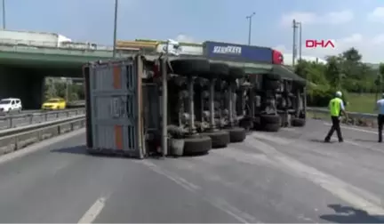 İstanbul- Basın Ekspres Yolu'nda Bakır Yüklü Kamyon Devrildi; 2 Şerit Trafiğe Kapandı