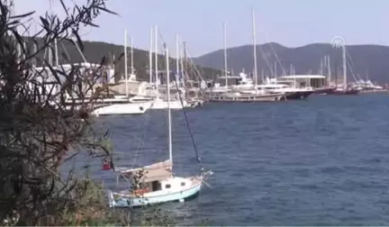 Mavi Lacivert Sularda Bodrum Guleti
