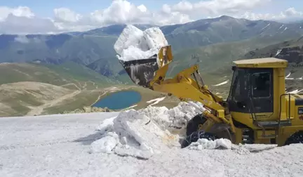 Bayburt'ta Yayla Yolunda Ekipler Karla Mücadele Ediyor