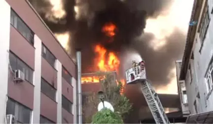 Davutpaşa'da Bulunan Bir İplik Fabrikasında Yangın Çıktı.