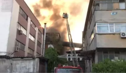 Davutpaşa'da Yangın... Çok Sayıda İtfaiye Ekibi Yangını Kontrol Altına Almaya Çalışıyor