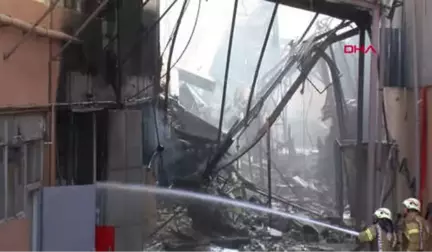 İstanbul Davutpaşa'da Yanan Fabrika Binasının Bir Kısmı Çöktü