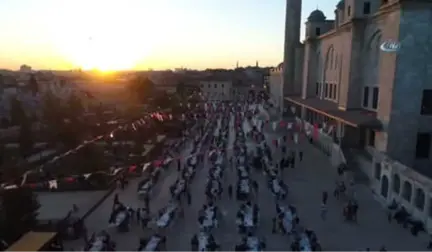 Fatih Camii Avlusundaki İftar Havadan Görüntülendi