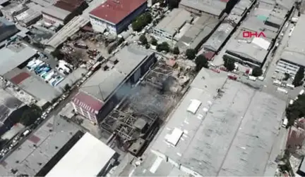 İstanbul'un Göbeğinde Yanan Fabrikadan 30 Saattir Duman Yükseliyor, Yıkım Çalışmaları Başladı