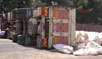 Şanlıurfa Devrilen Kamyonun Kasasındaki Saman Çuvalları Yola Saçıldı