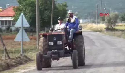 Muğla Tarlada Çift Sürerek, Üniversite Sınavına Hazırlanıyor