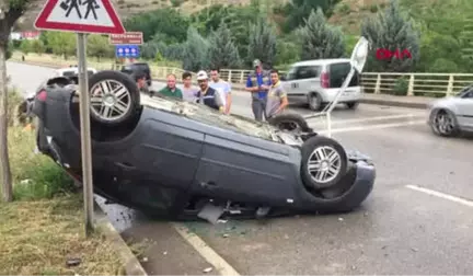 Aydınlatma Direğine Çarpan Otomobilin Sürücüsü Yaralandı Hd