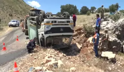 Çöp Kamyonu Takla Attı: 2 Ölü, 1 Yaralı