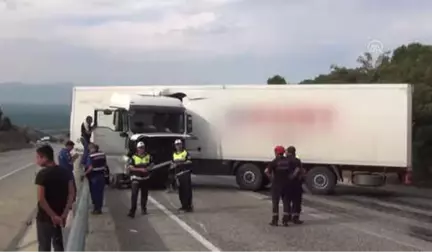 Sarıgöl'de Tır Yola Devrildi: 1 Yaralı