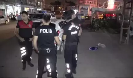 Adana - Polisten Kaçan Şüpheli, 4 Kilogram Esrarı Araçtan Attı