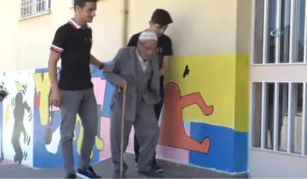 90 Yaşındaki İbrahim Dede Milletvekili Aday Adayı Olan Torununun Yardımıyla Oyunu Kullandı