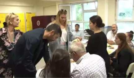 Derya Baykal ve Kızları Oy Kullanmaya Birlikte Geldi