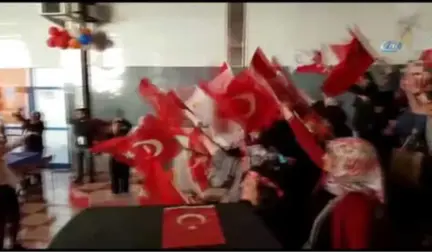 Fransa'daki Türklerden Bayram Havasında Seçim Kutlaması