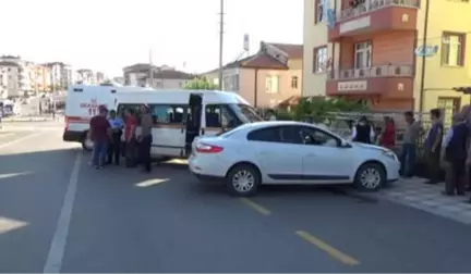 Otomobil ile Çarpışan Minibüs Yolun Karşı Şeridinde Başka Bir Otomobile Çarptı: 2 Yaralı