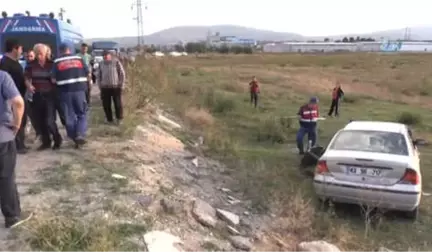 Kütahya'da Midibüs ile Otomobil Çarpıştı: 1 Ölü, 1 Yaralı