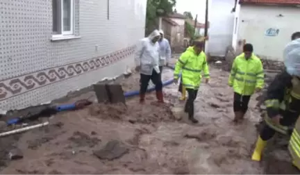 İzmir Çukurköy'de Ekiplerin Sel Nöbeti Sürüyor