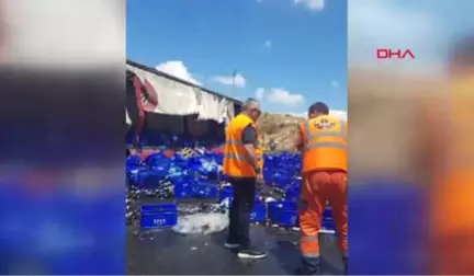 İzmir Kaza Yapan Tır'da Yüklü Bira Şişeleri Yola Savruldu