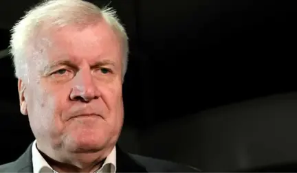 Almanya'da İstifa Tehdidinde Bulunan İçişleri Bakanı Seehofer'i Partisi Yalnız Bıraktı