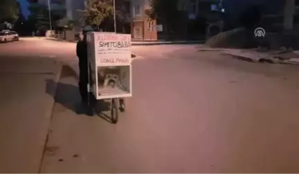 Duygularını Simit Arabasına Yazarak Anlatıyor