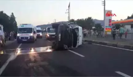 Muğla Tur Minibüsü Traktöre Çarptı: 6'sı Turist, 8 Yaralı