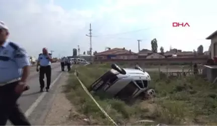 Eskişehir Tır'a Çarpan Otomobil Şarampole Yuvarlandı: 2 Ölü, 2 Yaralı