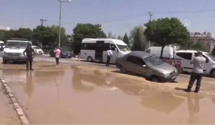 Afyonkarahisar'da Çöken Yola Otomobil Saplandı