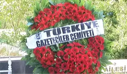 Gazeteci Okay Gönensin Ölümünün Birinci Yılında Mezarı Başında Anıldı