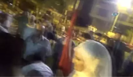 Nikah Masasından Demokrasi Nöbetine... Gelin ve Damat Nikahtan Çıkıp Alana Geldi