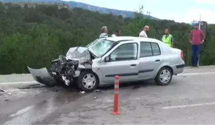 Otomobil Kamyona Arkadan Çarptı: 1'i Ağır 2 Yaralı