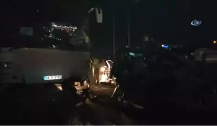 Kocaeli Tem Otoyolunda Yolcu Otobüsü Lastiği Patlayan Otomobile Çarptı: 3 Yaralı