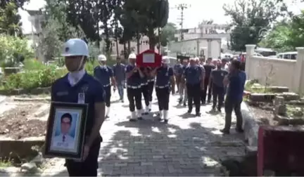 Boğulmak Üzereyken Kurtarılan Polis Hastanede Yaşamını Yitirdi