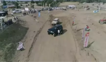 Off-road Yarışları Nefes Kesti- Motocross Gösterileri Sırasında Motosiklet Sürücüsünün Çamur...