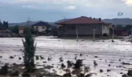 Şiddetli Yağış Nedeniyle Araçlar Yolda Mahsur Kaldı, Yollar Göle Döndü