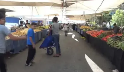 Pazarda Çalışarak Hem Okul İhtiyaçlarını Karşılıyor Hem de Ailesine Yardım Ediyor