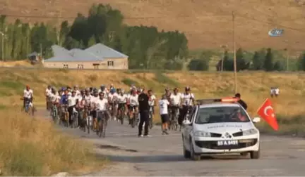 1. Ulusal Van Denizi'ni Pedallıyoruz, Etkinliğine Katılan Sporcular Muradiye Şelalesi'nde Kamp Kurdu