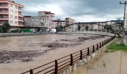 Ünye'de Tabakhane Deresi Taştı