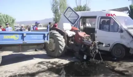 Manisa Her İkisi de Tarım İşçilerini Taşıyan Minibüs ile Traktör Çarpıştı 12 Yaralı