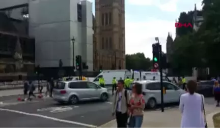 Londra'da Bir Araç Parlamento Binasının Bariyerlerine Çarptı