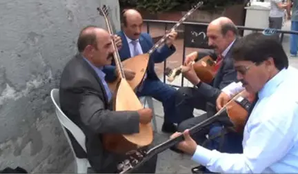 Beyoğlu'nda Halk Ozanları ABD'yi ve Doları Protesto Etti